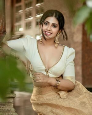 Varsha Viswanath Instagram - Smiles for Miles 🤍

📸 - @_prasanth_sivadas_ 
Hair - @makeup_by_sabana_ 
Costume design - @priya_viswanath_ 
Asst Vc- @sreebuddha_official 
Costume - @iyna_the_boutique