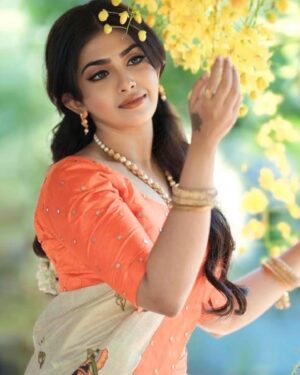 Varsha Viswanath Instagram - 🧡

📸- @_prasanth_sivadas_ 
Hair - @makeup_by_sabana_ 
.
.
.
.
. 
#happyvishu #photooftheday #festivegreetings