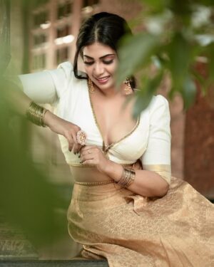 Varsha Viswanath Instagram - Smiles for Miles 🤍

📸 - @_prasanth_sivadas_ 
Hair - @makeup_by_sabana_ 
Costume design - @priya_viswanath_ 
Asst Vc- @sreebuddha_official 
Costume - @iyna_the_boutique