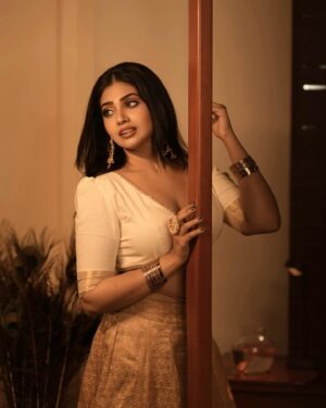 Varsha Viswanath Instagram - Smiles for Miles 🤍

📸 - @_prasanth_sivadas_ 
Hair - @makeup_by_sabana_ 
Costume design - @priya_viswanath_ 
Asst Vc- @sreebuddha_official 
Costume - @iyna_the_boutique