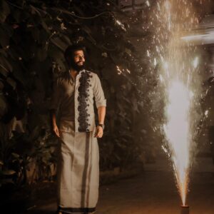 Varun Kamal Instagram - இனிய தீபாவளி நல்வாழ்த்துக்கள் மக்களே🪔

Funn pannuga, aana safe’a santhosham’a pannunga!

Outfit : @stephinlalanofficial 
Pc : @you_and_i_studios 
Muah : @yolo.offl @mahaunisex 
 
#actor #biggboss #deepavali #happydeepavali #festival #diwali #festive #season #joshua #sosweet #sweet #veshtikindaday #ootd