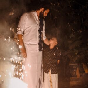 Varun Kamal Instagram - இனிய தீபாவளி நல்வாழ்த்துக்கள் மக்களே🪔

Funn pannuga, aana safe’a santhosham’a pannunga!

Outfit : @stephinlalanofficial 
Pc : @you_and_i_studios 
Muah : @yolo.offl @mahaunisex 
 
#actor #biggboss #deepavali #happydeepavali #festival #diwali #festive #season #joshua #sosweet #sweet #veshtikindaday #ootd