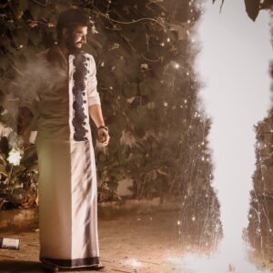 Varun Kamal Instagram - இனிய தீபாவளி நல்வாழ்த்துக்கள் மக்களே🪔

Funn pannuga, aana safe’a santhosham’a pannunga!

Outfit : @stephinlalanofficial 
Pc : @you_and_i_studios 
Muah : @yolo.offl @mahaunisex 
 
#actor #biggboss #deepavali #happydeepavali #festival #diwali #festive #season #joshua #sosweet #sweet #veshtikindaday #ootd