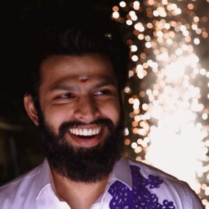 Varun Kamal Instagram - இனிய தீபாவளி நல்வாழ்த்துக்கள் மக்களே🪔

Funn pannuga, aana safe’a santhosham’a pannunga!

Outfit : @stephinlalanofficial 
Pc : @you_and_i_studios 
Muah : @yolo.offl @mahaunisex 
 
#actor #biggboss #deepavali #happydeepavali #festival #diwali #festive #season #joshua #sosweet #sweet #veshtikindaday #ootd