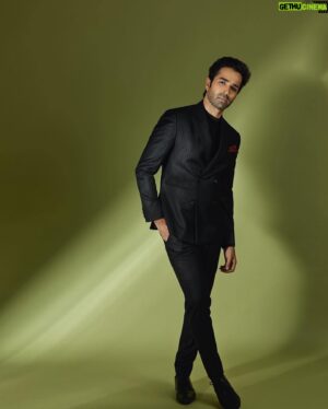 Varun Mitra Instagram - Attending the Filmfare OTT awards 2022 tonight 💫 

.
.
.
Styled by @pranalsaid 
Photographer @mayur_butwani 
Make up : @manish_makeover