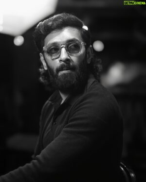Vasanth Ravi Instagram - Imagination is the only “Weapon” in the war against reality…So kickstart the “Weapon” inside your mind to keep imagining and make it into a reality !! 
Unleashing a start of such an imagination world created by director @guhan_senniappan in my next film #weapon and  produced by @abdulkaderoffl and @manzoor.msit from @millionstudioss at your nearest cinemas worldwide on June 7th !!