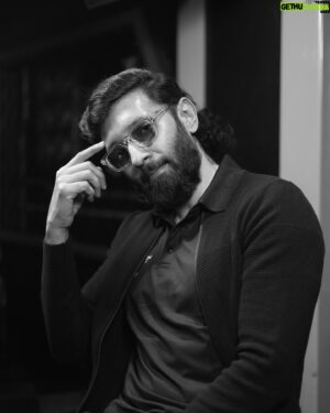 Vasanth Ravi Instagram - Imagination is the only “Weapon” in the war against reality…So kickstart the “Weapon” inside your mind to keep imagining and make it into a reality !! 
Unleashing a start of such an imagination world created by director @guhan_senniappan in my next film #weapon and  produced by @abdulkaderoffl and @manzoor.msit from @millionstudioss at your nearest cinemas worldwide on June 7th !!