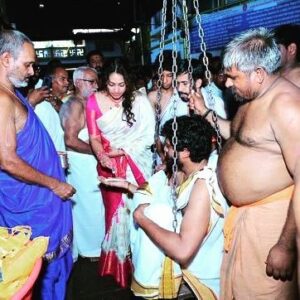 Vasishta N. Simha Instagram - FAMILY is STRENGTH..!!❤️

#simhapriya #family #familytime #temple #visit #dharmasthala #kukkesubramanya #holenarsipura #togetherness