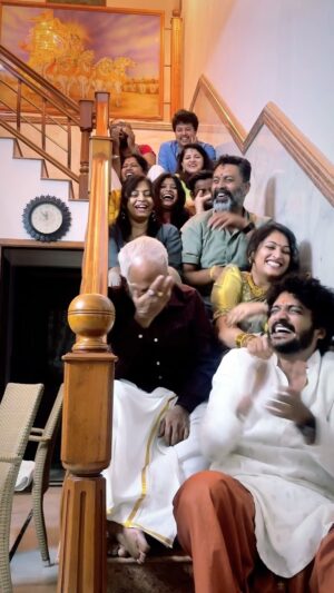 Vasishta N. Simha Instagram - ಹೀಗೊಂದು #famjam 🤪❤️

#reels #oldtrend #simhapriya #singers #fun #festivities