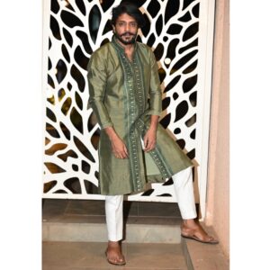 Vasishta N. Simha Instagram - 💚💚
.
.
.

Styling: @stilerush_by_varshinijanakiram 
Outfit : @samyakkclothing 
PC : @click_basya 
.
.
.
#vasishtansimha #vasishtasimha #simhapriya #weddingbells #ethnicwear