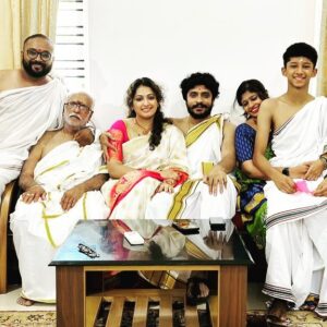 Vasishta N. Simha Instagram - FAMILY is STRENGTH..!!❤️

#simhapriya #family #familytime #temple #visit #dharmasthala #kukkesubramanya #holenarsipura #togetherness