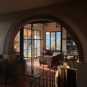 Vasuphon Kriangprapakit Instagram - Artist’s home- : ที่พักสุดพิเศษของtripนี้ อยู่บนเขาในเมือง Camaiore แคว้น Tuscany เป็นบ้านเก่าของศิลปิน Sculptor ชื่อดัง Fiore de Henriquez
ปัจจุปันเธอเสียชีวิตแล้ว เลยปรับปรุงบ้านที่เธอเคยอยู่เป็นที่พัก โดยยังเก็บงานปั้นของเธอไว้ประดับในบ้านอยู่ บ้านสวยมาก น่าอยู่มาก วิวหลักพันล้าน เป็นภูเขาสองลูกมาบรรจบกันและตรงกลางเป็นพระอาทิตย์ตกในทะเล ที่ฟินมากๆคือ Magic hours เกือบสองชั่วโมง 
ตอนนั้นแต่งเนื้อเกือบ Honeymoon เกือบเสร็จพอดี เลยใช้บ่ายวันนึงถ่ายLine sync ที่นี่ซะเลย ขอบคุณตากล้องกิตติมศักดิ์มา ณ ที่นี้ด้วยครับ 
ปล. Mv เพลง Honeymoon link is in Bio นะ #Morvasu #Honeymoon