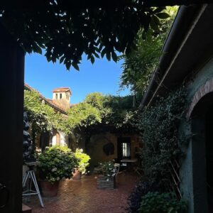 Vasuphon Kriangprapakit Instagram - Artist’s home- : ที่พักสุดพิเศษของtripนี้ อยู่บนเขาในเมือง Camaiore แคว้น Tuscany เป็นบ้านเก่าของศิลปิน Sculptor ชื่อดัง Fiore de Henriquez
ปัจจุปันเธอเสียชีวิตแล้ว เลยปรับปรุงบ้านที่เธอเคยอยู่เป็นที่พัก โดยยังเก็บงานปั้นของเธอไว้ประดับในบ้านอยู่ บ้านสวยมาก น่าอยู่มาก วิวหลักพันล้าน เป็นภูเขาสองลูกมาบรรจบกันและตรงกลางเป็นพระอาทิตย์ตกในทะเล ที่ฟินมากๆคือ Magic hours เกือบสองชั่วโมง 
ตอนนั้นแต่งเนื้อเกือบ Honeymoon เกือบเสร็จพอดี เลยใช้บ่ายวันนึงถ่ายLine sync ที่นี่ซะเลย ขอบคุณตากล้องกิตติมศักดิ์มา ณ ที่นี้ด้วยครับ 
ปล. Mv เพลง Honeymoon link is in Bio นะ #Morvasu #Honeymoon