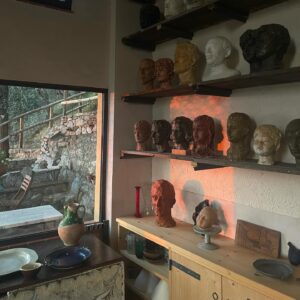 Vasuphon Kriangprapakit Instagram - Artist’s home- : ที่พักสุดพิเศษของtripนี้ อยู่บนเขาในเมือง Camaiore แคว้น Tuscany เป็นบ้านเก่าของศิลปิน Sculptor ชื่อดัง Fiore de Henriquez
ปัจจุปันเธอเสียชีวิตแล้ว เลยปรับปรุงบ้านที่เธอเคยอยู่เป็นที่พัก โดยยังเก็บงานปั้นของเธอไว้ประดับในบ้านอยู่ บ้านสวยมาก น่าอยู่มาก วิวหลักพันล้าน เป็นภูเขาสองลูกมาบรรจบกันและตรงกลางเป็นพระอาทิตย์ตกในทะเล ที่ฟินมากๆคือ Magic hours เกือบสองชั่วโมง 
ตอนนั้นแต่งเนื้อเกือบ Honeymoon เกือบเสร็จพอดี เลยใช้บ่ายวันนึงถ่ายLine sync ที่นี่ซะเลย ขอบคุณตากล้องกิตติมศักดิ์มา ณ ที่นี้ด้วยครับ 
ปล. Mv เพลง Honeymoon link is in Bio นะ #Morvasu #Honeymoon