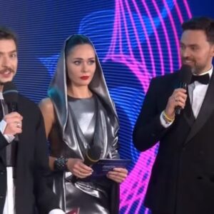 Vasyl Baidak Instagram - короче, скажу чесно, я кайфанув. от вирізав приколів з Нацвідбору. певно, саме тих , які бачив десь в мережах. шо зайшло. жартувати в прямому ефірі — це прикольно. шо сказав, те сказав. і було комфортно, бо я відчував, що у мене надійне плече професіоналів @timur.miroshnychenko і @the_hardkiss , які готові були заскочити в будь-який двіж і створити його.

дякую команді @suspilne.eurovision @suspilne.culture і @zavaduk @pianoboy_official за професіональний підхід. дія лягла. факт. встає. факт. переживаю за рішення — дуже. за кого? за всіх.

і тепер головне. так, хвалять наше ведіння. читаю, бачу. дякую. але комусь не сподобались жарти, комусь в фб не сподобався мій вайб ведіння. І ЦЕ КАЙФ! це не задіває, це чудово! бо я був чесний із вами. я люблю таке от дурне. просто повеселитись. покричати «ягоди» (перепрошую ще раз за наголос), поляпати водичкою, потупити, поржати. сказати щось, що зрозуміє тільки 1240 людей. це я. це от я був. переживав. чекав реакції глядача. дивився в очі, аби зрозуміти, чи заходить жарт. свято хотів дізнатись, що таке «хук». цікаво про котів. звичайно, було багато сценарію (привіт, @karagodinyuri і @olisnenko )
і я кайфанув від того, що більшість учасників та учасниць були: «це я». привіт, світ, це я. ось такий. ось така. і це не заважає бути їм професіоналами своєї справи. ось тому я і пішов в цей проєкт, бо мені пообіцяли, що я там буду «я». і так воно і сталось. і це кайф. саме таким я бачу телевізор. там де багато «я». ну, не мене, маю на увазі. а «я» із каністрами, фальцетами, текстами, вушками, сміхом, щирістю, рефлексіями, гримом. я не за телевізор, який навчився грати щирого. я за просто щирий телевізор. наче вийшло.

і ще 100% розумію, що ми змогли зробити цей проект, ви змогли подивитись завдяки тому, що саме колись, зараз і завтра Сили Оборони захищають нас від російської навали. я знаю про Авдіївку. я знаю про Куп’янський напрям. моя нацвідбірна зупинка закінчилась. поринаюсь у збори, донати і волонтерство. і вас запрошую. тільки так. бо дуже складно. потрібна така ж єдність, яка поклала дію. аби покласти країну-гній.