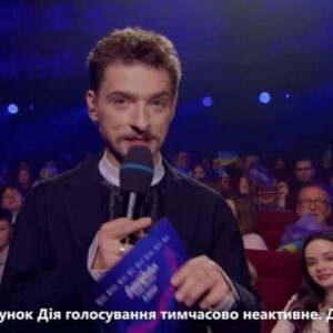 Vasyl Baidak Instagram - короче, скажу чесно, я кайфанув. от вирізав приколів з Нацвідбору. певно, саме тих , які бачив десь в мережах. шо зайшло. жартувати в прямому ефірі — це прикольно. шо сказав, те сказав. і було комфортно, бо я відчував, що у мене надійне плече професіоналів @timur.miroshnychenko і @the_hardkiss , які готові були заскочити в будь-який двіж і створити його.

дякую команді @suspilne.eurovision @suspilne.culture і @zavaduk @pianoboy_official за професіональний підхід. дія лягла. факт. встає. факт. переживаю за рішення — дуже. за кого? за всіх.

і тепер головне. так, хвалять наше ведіння. читаю, бачу. дякую. але комусь не сподобались жарти, комусь в фб не сподобався мій вайб ведіння. І ЦЕ КАЙФ! це не задіває, це чудово! бо я був чесний із вами. я люблю таке от дурне. просто повеселитись. покричати «ягоди» (перепрошую ще раз за наголос), поляпати водичкою, потупити, поржати. сказати щось, що зрозуміє тільки 1240 людей. це я. це от я був. переживав. чекав реакції глядача. дивився в очі, аби зрозуміти, чи заходить жарт. свято хотів дізнатись, що таке «хук». цікаво про котів. звичайно, було багато сценарію (привіт, @karagodinyuri і @olisnenko )
і я кайфанув від того, що більшість учасників та учасниць були: «це я». привіт, світ, це я. ось такий. ось така. і це не заважає бути їм професіоналами своєї справи. ось тому я і пішов в цей проєкт, бо мені пообіцяли, що я там буду «я». і так воно і сталось. і це кайф. саме таким я бачу телевізор. там де багато «я». ну, не мене, маю на увазі. а «я» із каністрами, фальцетами, текстами, вушками, сміхом, щирістю, рефлексіями, гримом. я не за телевізор, який навчився грати щирого. я за просто щирий телевізор. наче вийшло.

і ще 100% розумію, що ми змогли зробити цей проект, ви змогли подивитись завдяки тому, що саме колись, зараз і завтра Сили Оборони захищають нас від російської навали. я знаю про Авдіївку. я знаю про Куп’янський напрям. моя нацвідбірна зупинка закінчилась. поринаюсь у збори, донати і волонтерство. і вас запрошую. тільки так. бо дуже складно. потрібна така ж єдність, яка поклала дію. аби покласти країну-гній.