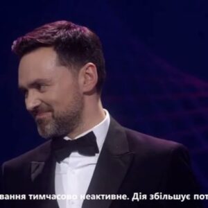 Vasyl Baidak Instagram - короче, скажу чесно, я кайфанув. от вирізав приколів з Нацвідбору. певно, саме тих , які бачив десь в мережах. шо зайшло. жартувати в прямому ефірі — це прикольно. шо сказав, те сказав. і було комфортно, бо я відчував, що у мене надійне плече професіоналів @timur.miroshnychenko і @the_hardkiss , які готові були заскочити в будь-який двіж і створити його.

дякую команді @suspilne.eurovision @suspilne.culture і @zavaduk @pianoboy_official за професіональний підхід. дія лягла. факт. встає. факт. переживаю за рішення — дуже. за кого? за всіх.

і тепер головне. так, хвалять наше ведіння. читаю, бачу. дякую. але комусь не сподобались жарти, комусь в фб не сподобався мій вайб ведіння. І ЦЕ КАЙФ! це не задіває, це чудово! бо я був чесний із вами. я люблю таке от дурне. просто повеселитись. покричати «ягоди» (перепрошую ще раз за наголос), поляпати водичкою, потупити, поржати. сказати щось, що зрозуміє тільки 1240 людей. це я. це от я був. переживав. чекав реакції глядача. дивився в очі, аби зрозуміти, чи заходить жарт. свято хотів дізнатись, що таке «хук». цікаво про котів. звичайно, було багато сценарію (привіт, @karagodinyuri і @olisnenko )
і я кайфанув від того, що більшість учасників та учасниць були: «це я». привіт, світ, це я. ось такий. ось така. і це не заважає бути їм професіоналами своєї справи. ось тому я і пішов в цей проєкт, бо мені пообіцяли, що я там буду «я». і так воно і сталось. і це кайф. саме таким я бачу телевізор. там де багато «я». ну, не мене, маю на увазі. а «я» із каністрами, фальцетами, текстами, вушками, сміхом, щирістю, рефлексіями, гримом. я не за телевізор, який навчився грати щирого. я за просто щирий телевізор. наче вийшло.

і ще 100% розумію, що ми змогли зробити цей проект, ви змогли подивитись завдяки тому, що саме колись, зараз і завтра Сили Оборони захищають нас від російської навали. я знаю про Авдіївку. я знаю про Куп’янський напрям. моя нацвідбірна зупинка закінчилась. поринаюсь у збори, донати і волонтерство. і вас запрошую. тільки так. бо дуже складно. потрібна така ж єдність, яка поклала дію. аби покласти країну-гній.