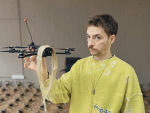 Vasyl Baidak Instagram - конвертували волосся в 120 fpv дронів!

це ви бачите результат кудлатого збору.
дрони полетять до 25ї, 54ї і Артилерії Азову захищати наших військових і заважати ворогу🔥😼.

125 кудланів і кудлачих принесли кошти і 2 064 000 грн перетворились в цих джмеликів. усі учасники і учасниці мені прислали зістрижене волосся, ми із нього пошили 120 маленьких перук. на фото приклад однієї перуки. не дрони, а феї.

ще невелика частина коштів пішла на інші потреби, про які відзвітую в сторіс. будуть в закріплених.

дуже дякую усім причетним до кудлатого збору. хто саме — шукай по #кудлатийзбір і в дописі з дня народження нижче.