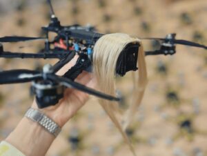 Vasyl Baidak Instagram - конвертували волосся в 120 fpv дронів!

це ви бачите результат кудлатого збору.
дрони полетять до 25ї, 54ї і Артилерії Азову захищати наших військових і заважати ворогу🔥😼.

125 кудланів і кудлачих принесли кошти і 2 064 000 грн перетворились в цих джмеликів. усі учасники і учасниці мені прислали зістрижене волосся, ми із нього пошили 120 маленьких перук. на фото приклад однієї перуки. не дрони, а феї.

ще невелика частина коштів пішла на інші потреби, про які відзвітую в сторіс. будуть в закріплених.

дуже дякую усім причетним до кудлатого збору. хто саме — шукай по #кудлатийзбір і в дописі з дня народження нижче.