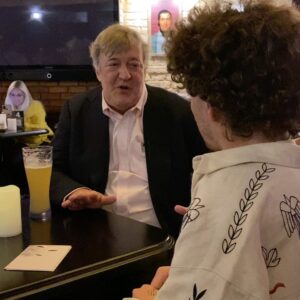 Vasyl Baidak Instagram - шоу Фрая і Перших Леді та Джентльменів, або як на мене під час промови дивився Шон Пенн і мені було ніяково, бо я перед цим дивився «таємничий світ Уолтера Мітті», а він там дуже мудрий.

світ, в якому ми жили зруйнувався. і тепер будується в довільно-хаотичній формі. саме тому на саміті перших леді і джентльменів, після промови першої леді Арменії, я розповідав про гумор під час війни і травмованих підлітків. після мене онлайн виступав Річард Гір, а на сцену нас запрошував @stephenfryactually . дивився на це все Шон Пен. певно, саме такий сон сниться підлітку, який весь день читав журнал «COOL». цікавий досвід. кажуть, промова вийшла гарна. ну і чудово. я радий бути причетним до того, що створило ще одну додаткову підтримку від інших країн. це чудово.

а тепер історія про Minnie the Moocher. 

ну звичайно. Стівен Фрай — це легенда. надихав мене - дай боже. прочитав його декілька книг, QI, шоу Фрая і Лорі, Дживс і Вустер. можливо від нього я постійно говорю до людей «сер». а можливо і ні.

після саміту, ми пішли зі Стівеном і командою в @undergroundstandupkyiv . йшли і спілкувались. скажу чесно. неймовірно відкрита і добра людина. дідька лисого! він просто супер тіп. навіть хотів забрати підписаний коміками і комікесами тубус від снаряду для Цезаря. але потім зрозумів, що його із цим не пустять в літак. а може він історію хотів прикольну. записав зі мною інтерв’ю. я розсмішив, бляха муха, Стівена Фрая декілька разів! подарував йому марки із київською котлетою, сірники з Хью Лорі (Ліза купила у діда в переході) — чим його шокував, а ще краватки. бо він колекціонує. і я колекціоную. у мене їх 500. тепер 498, бо я подарував йому 2 своїх. а ні, чекайте 499, бо ВІН МЕНІ ПОДАРУВАВ СВОЮ. вау!

мій світ перебудовується. такі повороти мені подобаються. але в цей день росіяни вкотре зробили терористичну атаку. в цей раз в Констянтинівці. 17 загинувших. безліч поранено. мені непотрібна така реальність. буду робити все можливе, аби вона змінилась. і ви робіть, будь ласка. бо навіть Стівен Фрай робить. хоча здавалось, міг би і не рипатись. але рипається. бо він на стороні кохання і добра. і ми.

і дякую команді @umind_ngo за мій шок ❤️.