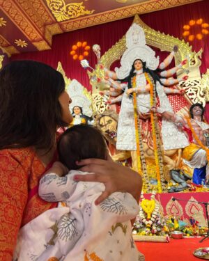 Vatsal Sheth Instagram - Vaayu’s first Durga Pujo, a sacred moment when we brought him to the pandal to seek Durga Maa’s blessings. As we stand before her divine presence, we pray for a lifetime filled with spirituality, love, and boundless grace. 🙏👶🕊️
#SubhoNavami