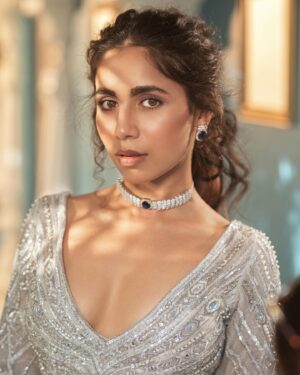 Veebha Anand Instagram - ✨✨

Shot by @thegreydot 
Stylist: @ria.ebrahimpurkar 
Makeup: @blush_on_by_shrutishah 
Hair: @lavish_beauties_by_lavanya 
Outfit: @mansimalhotraofficial 
Jewellery: @the_jewel_gallery 
Location: @setsinthecity.in