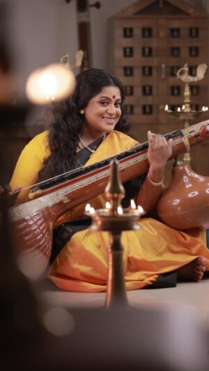 Veena Nair Instagram - ശ്രീവിദ്യ അമ്മയുടെ ഒരു കഥാപാത്രത്തെ പുനരാവിഷ്കരിക്കണമെന്നത് ഒരുപാട് നാളത്തെ ആഗ്രഹമായിരുന്നു, അതിൽ അഭിനയിക്കാൻ ഞാൻ ആഗ്രഹിച്ചു, ഞങ്ങളുടെ പരിധിക്കുള്ളിൽ നിന്ന് ഒരു നല്ല ടീമിനെ വെച്ചാണ് ഞാൻ അത് രൂപപ്പെടുത്തിയത്.

Achieving a long-time wish to portray Srividya Amma’s character, I collaborated with a fantastic team to bring this vision to life.

DOP & EDITS 📸  @abi_fine_shooters 
MUA @manjucalluna 
Styling @nithinsuresh_su 
Jewellery @parakkat_jewels
Sari @sobhaviswanath_official  Thanks dear @weaversvillagestore
 @ikamalhaasan  @mohanlal  @mammootty  @sureshgopi
