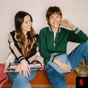 Veki Velilla Instagram - Si es con ellos al lado, el payaso da menos miedo (:

#ElClubDeLosLectoresCriminales 

!A partir de hoy en @netflixes ! 🔥🔥