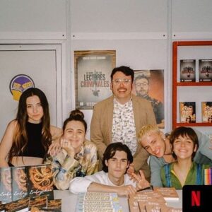 Veki Velilla Instagram - Si es con ellos al lado, el payaso da menos miedo (:

#ElClubDeLosLectoresCriminales 

!A partir de hoy en @netflixes ! 🔥🔥