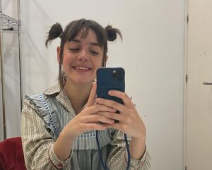 Veki Velilla Instagram - Querido pueblo de Uz;

Es un honor formar parte de esta loca familia y me congratula sobremanera informar a paisanos de pueblos cercanos que mañana y pasado (11 y 12) tendremos función de “Uz. El pueblo” en el @teatro_arriaga en Bilbao y el sábado 14 de octubre en el @teatrocervantes en Málaga.

Os esperamos con muchos disparos, risas, comedia y un punto absurdo.

Sus quiere 🤍
