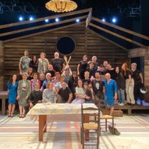 Veki Velilla Instagram - Querido pueblo de Uz;

Es un honor formar parte de esta loca familia y me congratula sobremanera informar a paisanos de pueblos cercanos que mañana y pasado (11 y 12) tendremos función de “Uz. El pueblo” en el @teatro_arriaga en Bilbao y el sábado 14 de octubre en el @teatrocervantes en Málaga.

Os esperamos con muchos disparos, risas, comedia y un punto absurdo.

Sus quiere 🤍