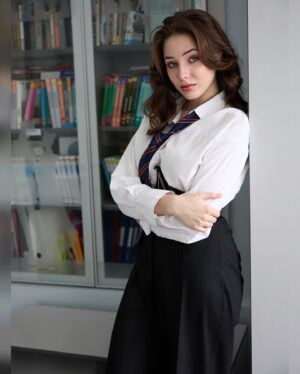 Vera Aldonina Instagram - Сегодня прозвенел последний звонок! 
Впереди сдача экзаменов и поступление в ВУЗ. 
Надеюсь, что всё получится! 🤞🏻💓💓💓