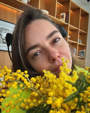 Vera Kincheva Instagram - 💛
«Нашедший себя, 
теряет зависимость от чужих мнений.
Никто не изготовит замок без ключей. 
Так же и жизнь не даст проблемы без решения.
Невидимой красной нитью соединены те, 
кому суждено встретиться, несмотря на Время, Место и Обстоятельства. 
Нить может растянуться или спутаться, 
но никогда не порвется.
Никогда не игнорируй человека, 
который заботится больше всего о тебе. 
Потому что в один прекрасный день, 
ты можешь проснуться и понять, 
что потерял Луну, считая звезды. 
 Я не считаю, что слезы — это слабость. 
Это вовсе не слабость! 
Это доказательство того, 
что у человека есть душа и сердце.
Не проси у Бога денег — Злато счастья не дает. 
Не проси успеха в деле, — есть талант — успех придет. 
Попроси любви и веры, силы всех простить и жить, чтобы сердце не черствело. 
Попроси себя простить.
Каждое утро, просыпаясь, мы выбираем себе настроение сами, так же, как и одежду. 
Одевайся в счастье”