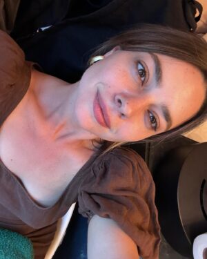 Vera Kincheva Instagram - 🤎
«Я тебя люблю, потому что…
— Не надо ничего говорить, — прервала его девушка. — Любят, потому что любят. 
Любовь доводов не признаёт.»