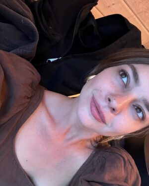 Vera Kincheva Instagram - 🤎
«Я тебя люблю, потому что…
— Не надо ничего говорить, — прервала его девушка. — Любят, потому что любят. 
Любовь доводов не признаёт.»