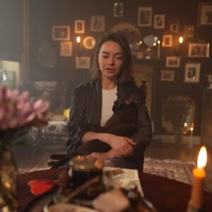 Vera Kincheva Instagram - 🪄❤️
со второго марта 
начнут распускаться 
Новые Истории про Уют 
🪴
Ps какой идеальный профиль у котика Хана и лапки ну вы посмотрите на эти лапки , 
не хватает перстня 🦇