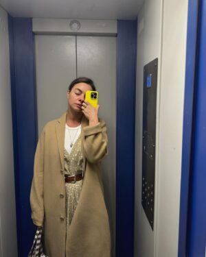 Vera Kincheva Instagram - ♥️
Еще две истории про уют случились… 
от слова случай , от понимания того , 
что случайности не случайны … 

какое-то время открытых уроков 
и мгновенных выводов …. 

Я как то раз сказала человеку - «ты не можешь делегировать задачи ,которые сама не научилась блестяще выполнять» - оказалось, что это было адресовано в первую очередь самой себе … 

я так бежала от определенного рода ответственности , пряталась в домик , 
не замечала многих знаков … 
и делегировала  эти обязанности кому угодно , 
лишь бы с ними не соприкасаться 
и не идти , как оказалось в детскую травму … 
и в начале просто происходил обаятельный хаос , 
на который я радостно закрывала глаза …
и видимо вселенной ничего другого не осталось , как впустить в мою жизнь более неприятные условия , для того , что б у меня уже не осталось возможности не пойти ТУДА …. 
В страх …

Поиграли во взрослых, 
настала пора становиться взрослой .

И да разочаровываться в людях неприятно , 
что это за слово такое ? Разочаровываться … хм .. очаровываться … чары - ни что иное , как иллюзии
Всегда разные , но всегда про одно , 
про перекидывание ответственности
иллюзии - они исключительно мои 

Я не хочу больше тратить время на анализ других людей , мол как можно быть такой лицемерной , потребительской , не умеющей любить и уважать других …. 
Это не мои вопросы - это выбор другого человека 

Доверяй первому впечатлению Вера - оно тебя никогда не подводит 

Мои вопросы :  для чего мне та или иная ситуация дана , что именно я всеми силами пыталась не замечать в себе , каких страхов избегала , а какая боль за этим стоит 

И я на эти вопросы ответила …. 
И эта такая радость и такое облегчение … 
и то что казалось таким страшным - стало таким интересным , новым ….
И вот с каждым шагом я в этом новом , осваиваюсь и градус тревожности все понижается и понижается и открывается благодарность к Богу , к жизни и к ее удивительным урокам … и даже к человеку через которого этот урок пришел . 

Я продолжу доверять , любить и благодарить 
А делегировать я имею право только тогда , 
когда буду на 100 процентов уверена , 
что с этими задачами могу справиться блестяще  сама !

Настало время порядка , правды и чистоты 
Вперед Вера 
🪄❤️
