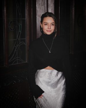 Vera Kincheva Instagram - 🖤
На этом спам фото с премьеры заканчивается )

Иногда приятно сменить 
клетчатую рубашку и джины измазанные краской на женственный образ )

Уютолог vs Актриса