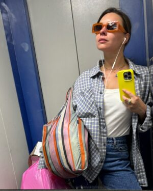 Vera Kincheva Instagram - 🩷
Так выглядит человек который проснулся вовремя 
Принял контрастный душ 
при свечах да с благониями 
Намазался всеми кремами 
Покормил котиков , потанцевал 
и продолжает никуда не опаздывать))

Радостно направляется  в кофеманию за сельдереевым соком 
по пути выкинув мусор , 
кстати даже этот бытовой ритуал 
можно превратить в ментально полезное действо - 
выкидывая ,
можно мыслено сформулировать , 
что в этот новый день ты с собой не берешь 
и выкинуть это в мусорку , 
что б в новый день пойти налегке )))

В общем любовь к себе - она такая ))) 
в заботе и уважении 

Доброе утро 

Ps сегодня будем снимать 
волшебные увертюры 
к первой истории и пятого сезона про уют 
среди курочек - моя рука ненавязчиво 
об этом сигнализирует 
🐓