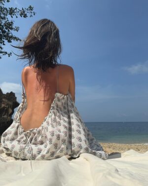 Vera Kincheva Instagram - 🩷
Ай🪄фон напомнил про жару зимой , 
вид из окна напомнил о зиме весной 
все возМОЖНО 
в этом изобильном мире 
возМОЖНОстей