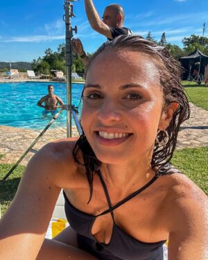 Vera Kolodzig Instagram - E assim foi o meu último dia de gravações da @novela_senhoradomar . Isto é que foi um final em grande com a nostalgia embrulhada num banho de piscina! Obrigada a todos e até breve 😘😘😘
.
.
.
#senhoradomar #ultimodia #sic #sicoficial