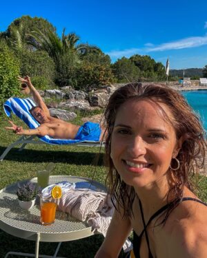 Vera Kolodzig Instagram - E assim foi o meu último dia de gravações da @novela_senhoradomar . Isto é que foi um final em grande com a nostalgia embrulhada num banho de piscina! Obrigada a todos e até breve 😘😘😘
.
.
.
#senhoradomar #ultimodia #sic #sicoficial