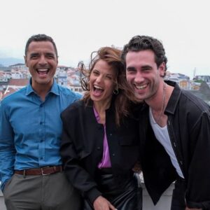 Vera Kolodzig Instagram - Trabalho ou diversão? 😜 Nos Açores temos os dois.
Não consigo decidir de que foto gosto mais! 1👉🏻2👉🏻3👉🏻 4 ou 👉🏻5?!?? 
.
📸: @paulogoulartphotography 
.
.
.
#alegrianotrabalho #acores #ilhaterceira #novelasenhoradomar 
@pedro.hossi 
@rodrigotrindadeactor
