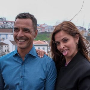 Vera Kolodzig Instagram - Trabalho ou diversão? 😜 Nos Açores temos os dois.
Não consigo decidir de que foto gosto mais! 1👉🏻2👉🏻3👉🏻 4 ou 👉🏻5?!?? 
.
📸: @paulogoulartphotography 
.
.
.
#alegrianotrabalho #acores #ilhaterceira #novelasenhoradomar 
@pedro.hossi 
@rodrigotrindadeactor