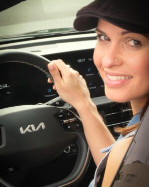 Vera Kolodzig Instagram - Muitas pessoas ainda têm dúvidas sobre a autonomia dos carros elétricos, e é muitas vezes por isso que acabam por optar por veículos menos amigos do planeta. Já ando de 100% eléctrico há meses e posso garantir que é mesmo só uma questão de organização e de estilo de vida. Num país onde mais de 60% da energia provém de fontes renováveis, os veículos eléctricos são mesmo a opção mais verde. Depois basta escolher o carro que melhor se adapta a nós, claro, e viver num ritmo mais de acordo com a natureza.
O Kia EV6 @kia_portugal veio reduzir qualquer preocupação em relação à autonomia:
*Autonomia Máxima - Até 530 km com uma única carga.
*Bateria Avançada - Utiliza uma bateria de alta capacidade e eficiência.
*Recarga Rápida - Sistema de carregamento de 800V que permite recarregar de 10% a 80% em apenas 18 minutos.
*Longas Distâncias - Ideal para viagens longas sem preocupações frequentes com a recarga.
*Economia de Energia - Melhor gestão de energia para maximizar a autonomia.
Para além disto tudo, é um carro cheio de estilo, espaço e hiper seguro!! 😎
.
.
.
#kia #kiaev6 #mobilidadeelectrica #sustentabilidade #parceria