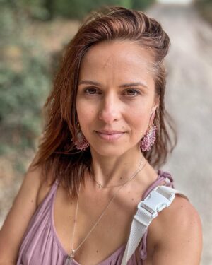 Vera Kolodzig Instagram - Há pouco mais de 20 anos ter telemóvel era só para os mais privilegiados. Hoje em dia parece que o privilégio é poder desligar o telemóvel. Este privilégio não é só para quem pode, é para quem escolhe. Na última semana escolhi desligar o telemóvel - coloquei o modo voo, o estado “não incomodar”, desliguei a internet, o bluetooth e todas as notificações. Utilizei-o apenas para ver as horas (para conseguir ir a um ou outro workshop do @beingathering que não queria perder) e para supostamente tirar fotografias, mas mal me lembrei disso. 
Liguei o telefone para ligar ao meu filho e para combinar ir busca-lo e depois voltar para a natureza. Desligar é uma escolha e às vezes pede alguma preparação - há que deixar o trabalho organizado e arrumado para não nos ocupar espaço mental ou preocupar e há que decidir adiar conscientemente algumas coisas. O mundo não acaba se aquele e-mail for uns dias mais tarde, nem a nossa presença é absolutamente imprescindível para fazer as coisas acontecer, nem o algoritmo vai rejeitar-nos para sempre porque não fazemos aquela publicação, nem a probabilidade de emergências é assim tão grande (e seja como for, “Às más notícias o fado dá asas, e elas voam velozes”). Foram só sete dias e já serviu para limpar a cabeça, mas faria tranquilamente mais uns quantos. Seja como for agora sinto que estou a voltar com mais consciência ao mundo da tecnologia. Já pensaste em preparar um detox digital?
.
.
.
#detoxdigital #beinggathering #off