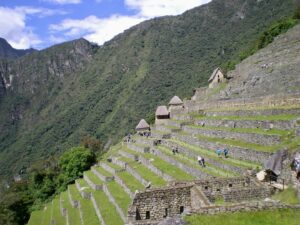 Vera Moura Instagram - para quem não sabe a montanha atrás não é Machu Picchu mas sim Huayna Picchu :)