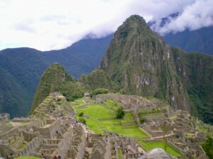 Vera Moura Instagram - para quem não sabe a montanha atrás não é Machu Picchu mas sim Huayna Picchu :)