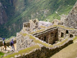Vera Moura Instagram - para quem não sabe a montanha atrás não é Machu Picchu mas sim Huayna Picchu :)
