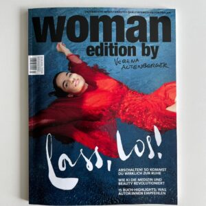 Verena Altenberger Instagram - ❤️ @womanmagazin & Chefredakteurin @umzinglt haben mich eingeladen, für die Juli-Ausgabe als Gast-Chefredakteurin mitzuarbeiten & ab heute gibt's das Magazin am Kiosk!

💃 Ich durfte mich so richtig austoben (im tatsächlichen & im literarischen Sinn). Ihr findet ua folgende Geschichten im Heft:

👭 Eine Mentor:innen-Börse. 4 junge Mädchen erzählen von ihren Träumen & was ihnen noch fehlt, um diese wahr werden zu lassen. Ihr fühlt euch von den Träumen angesprochen? Habt Ressourcen wie Ahnung, Zeit, Hintergrund-Infos oder Kontakte? Meldet euch bei Woman und werdet Mentor:in für eine der Vier! Zusammen schaffen wir es bestimmt, diese Träume Wirklichkeit werden zu lassen!!

❤️‍🩹 Mit 2 meiner engsten Freundinnen - @frau_her_mann & @fabi.jojo - spreche ich über Hoffnungen, Ängste, Wünsche, Druck, Lustiges & Belastendes. Es wird philosophiert & geträumt & es wird konkret wenn es um Kinderwunsch, Krebs & Schönheits"ideale" geht.

👀 @evaspreitzhofer erzählt uns über den male gaze & wie wir ihm alle ausgesetzt sind (& wie wir ihm entkommen können).

😅 @sarah_scharl ist witzig wie immer & spricht über ihr gefühlt schon ewiges Single-Dasein. Sie spielt ihr Kabarett-Programm übrigens auch heute Abend um 19:30 Uhr im Spektakel in Wien. Schnell noch Tickets checken!

🔥 @sophia_suessmilch, deren Kunst mir seit Jahren Kraft gibt, erzählt auf 3 Seiten von ihrer Inspiration, ihrem Mut & möglicherweise auch von Verrücktheiten.

🎬 Die 4 Regisseurinnen & Drehbuchautorinnen @jasminbaumgartner_  @johannagiorgia @patriciaaulitzky und @mariekreutzer haben jeweils eine Drehbuch-Seite geschrieben, die Fotografin @emmachartvig in Szene gesetzt hat. Die modische Verantwortung trägt (wie immer in meinem Leben) @simonwinkelmuller

👸 Emma Hartvig hat auch das Cover fotografiert. Den Spaß sieht man auf den 1. Blick, aber die Liebe und Bewunderung wollte mein Herz auch in Worte fassen. Unseren Shooting-Tag beschreibe ich einleitend in meinem Gast-Chefredakteurinnen Hallo am Anfang des Heftes.

🗞 Ich bin in Deutschland und bekomme das gedruckte Heft erst am Samstag zu fassen, wenn ihr mir bis dahin Fotos schickt, oder mich in Stories markiert, freu ich mir einen Ast ab!